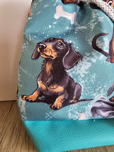 Lade das Bild in den Galerie-Viewer, Kleine Karo Bag mit viel Liebe handgenäht, Modell: Dackelliebe!
