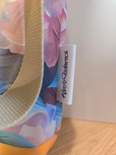 Lade das Bild in den Galerie-Viewer, Kleine Karo Bag mit viel Liebe handgenäht, Modell: Blütenpracht
