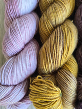 Lade das Bild in den Galerie-Viewer, Bao Bao Set Nummer 4 XXL , Oasis400 Velvet touch, Fingering weight,100 Gramm, 1600 Meter, mit Liebe handgefärbt.
