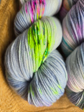 Lade das Bild in den Galerie-Viewer, Sternenpups Velvet Touch, Fingering weight,100 Gramm, 400 Meter, mit Liebe handgefärbt.
