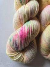 Lade das Bild in den Galerie-Viewer, Kariba Set Velvet Touch, Fingering weight,200 Gramm, 800 Meter, mit Liebe handgefärbt. FARBE: zartes gelb
