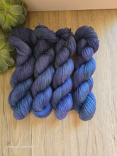 Lade das Bild in den Galerie-Viewer, Neu im Shop Alpaca Traum- Set,  Alpaca, Merino, Seide   400 Gramm, 400 Meter mit Liebe handgefärbt. Name: Peterchens Mondfahrt
