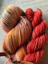 Lade das Bild in den Galerie-Viewer, Rauhnächte Nacht 4,  Neugier  Oasis400 Velvet Touch, Fingering weight mit MiniSkein 480 Meter, mit Liebe handgefärbt.
