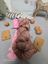Lade das Bild in den Galerie-Viewer, Lebkuchen, Spekulatius und Co. 2025 Oasis400 Velvet Touch, Fingering weight mit MiniSkein 480 Meter, mit Liebe handgefärbt.
