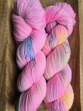 Lade das Bild in den Galerie-Viewer, Kinderlachen Oasis400 Velvet Touch, Fingering weight,100 Gramm, 400 Meter, mit Liebe handgefärbt.
