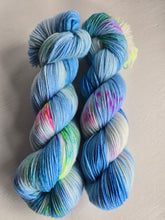 Lade das Bild in den Galerie-Viewer, Kariba Set Velvet Touch, Fingering weight,200 Gramm, 800 Meter, mit Liebe handgefärbt. FARBE: blau
