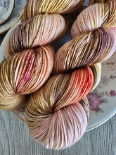 Lade das Bild in den Galerie-Viewer, Tagtraum Tabaco Velvet Touch, Fingering weight,100 Gramm, 400 Meter, mit Liebe handgefärbt.
