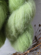 Lade das Bild in den Galerie-Viewer, Neu im Shop, Söffchen, 50 Gramm, 280 Meter, mit viel Liebe handgefärbt, Farbe: Granny Smith
