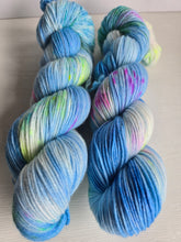 Lade das Bild in den Galerie-Viewer, Kariba Set Velvet Touch, Fingering weight,200 Gramm, 800 Meter, mit Liebe handgefärbt. FARBE: blau
