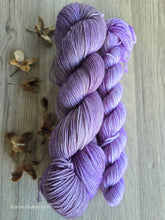 Lade das Bild in den Galerie-Viewer, 1883 mit MiniSkein Oasis400 Velvet Touch, Fingering weight,100 Gramm, 400 Meter, mit Liebe handgefärbt.
