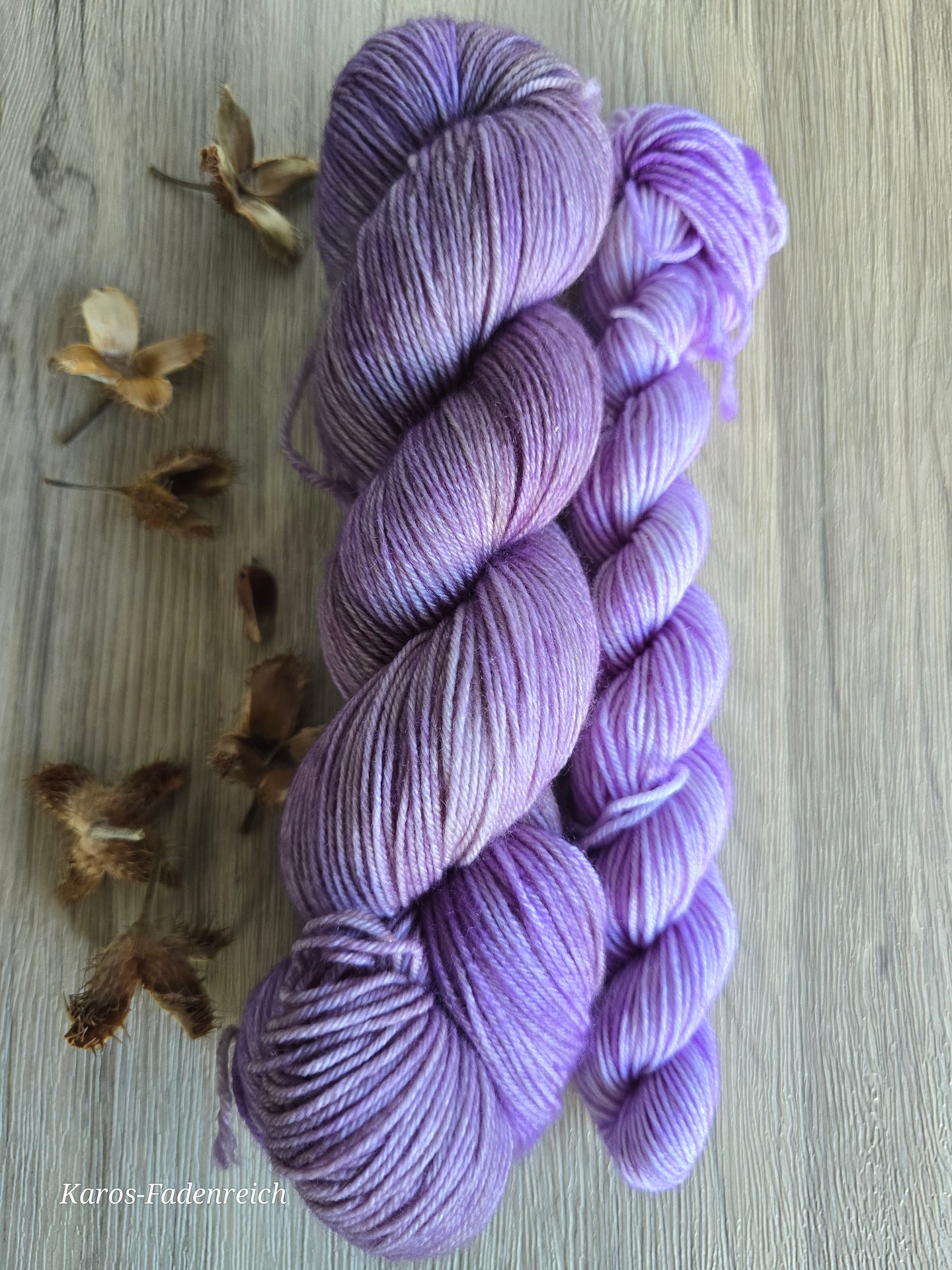 1883 mit MiniSkein Oasis400 Velvet Touch, Fingering weight,100 Gramm, 400 Meter, mit Liebe handgefärbt.