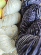 Lade das Bild in den Galerie-Viewer, Bao Bao Set Nummer 1, Oasis400 Velvet touch, Fingering weight,100 Gramm, 1200 Meter, mit Liebe handgefärbt.
