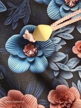 Lade das Bild in den Galerie-Viewer, Große Karo Bag, mit viel Liebe handgenäht, Modell 3D Blumen

