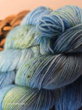 Lade das Bild in den Galerie-Viewer, Wellenwolf Oasis400 Velvet Touch, Fingering weight,100 Gramm, 400 Meter, mit Liebe handgefärbt.
