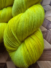 Lade das Bild in den Galerie-Viewer, Neonci,  Velvet Touch, Fingering weight,100 Gramm, 400 Meter, mit Liebe handgefärbt.
